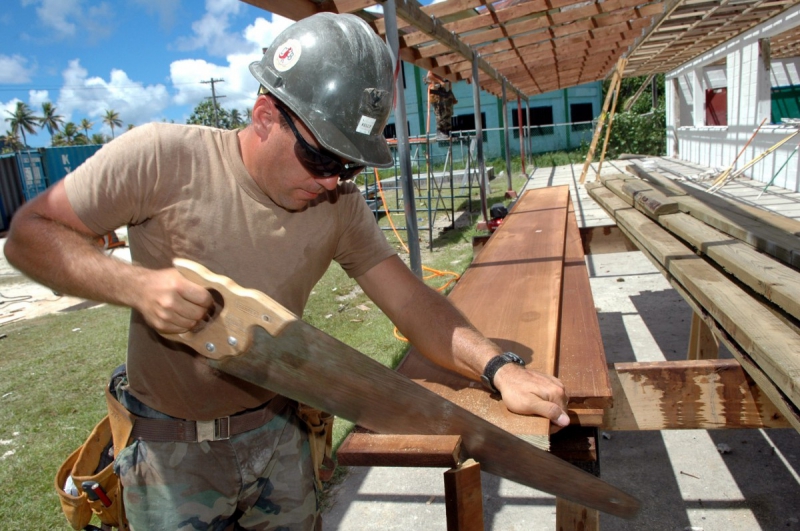 ebeniste-VERIGNON-min_worker_construction_building_carpenter_male_job_build_helmet-893290